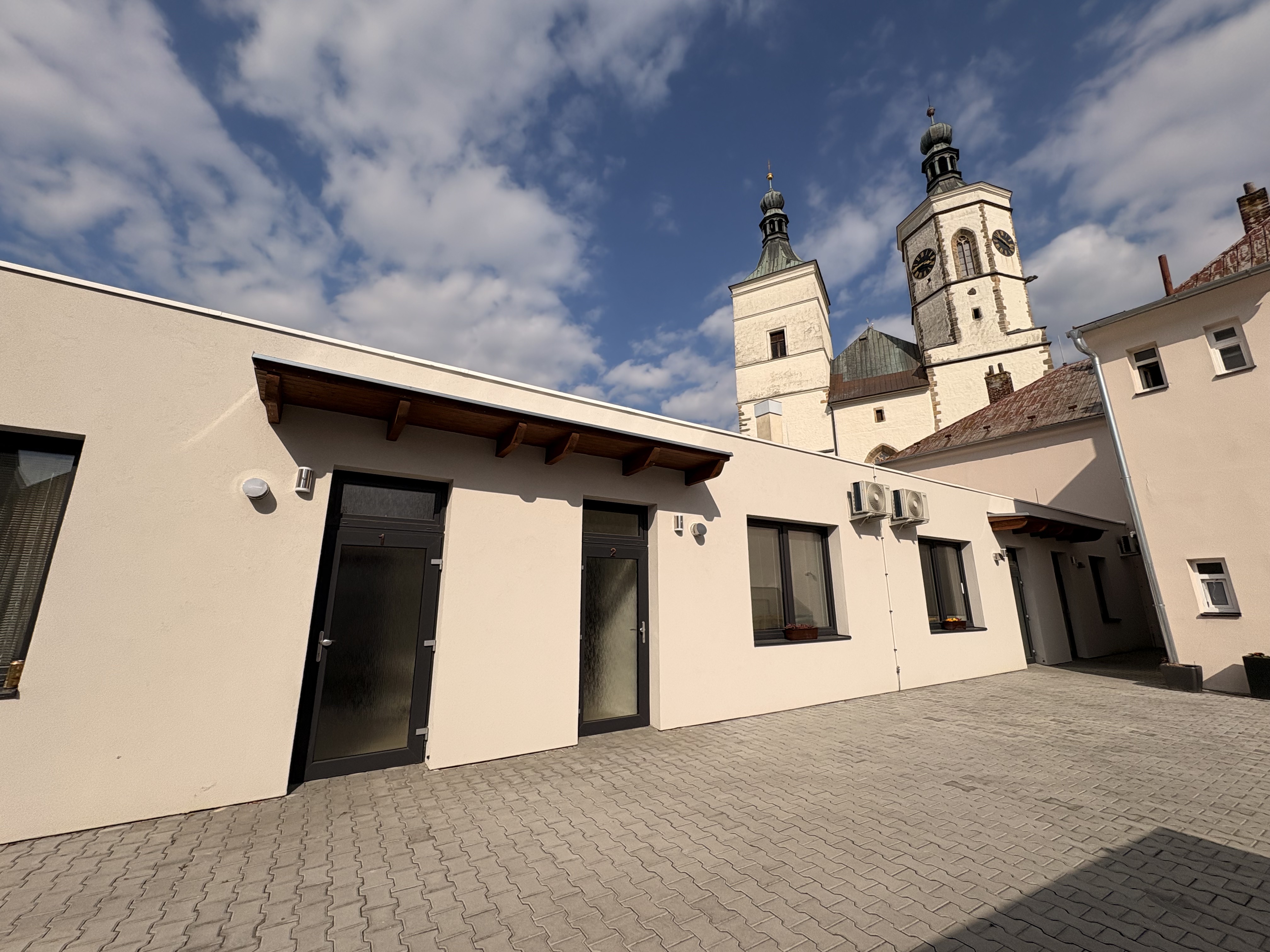 Exteriér ubytování Apartmány U Kostela v Uničově s výhledem na kostel